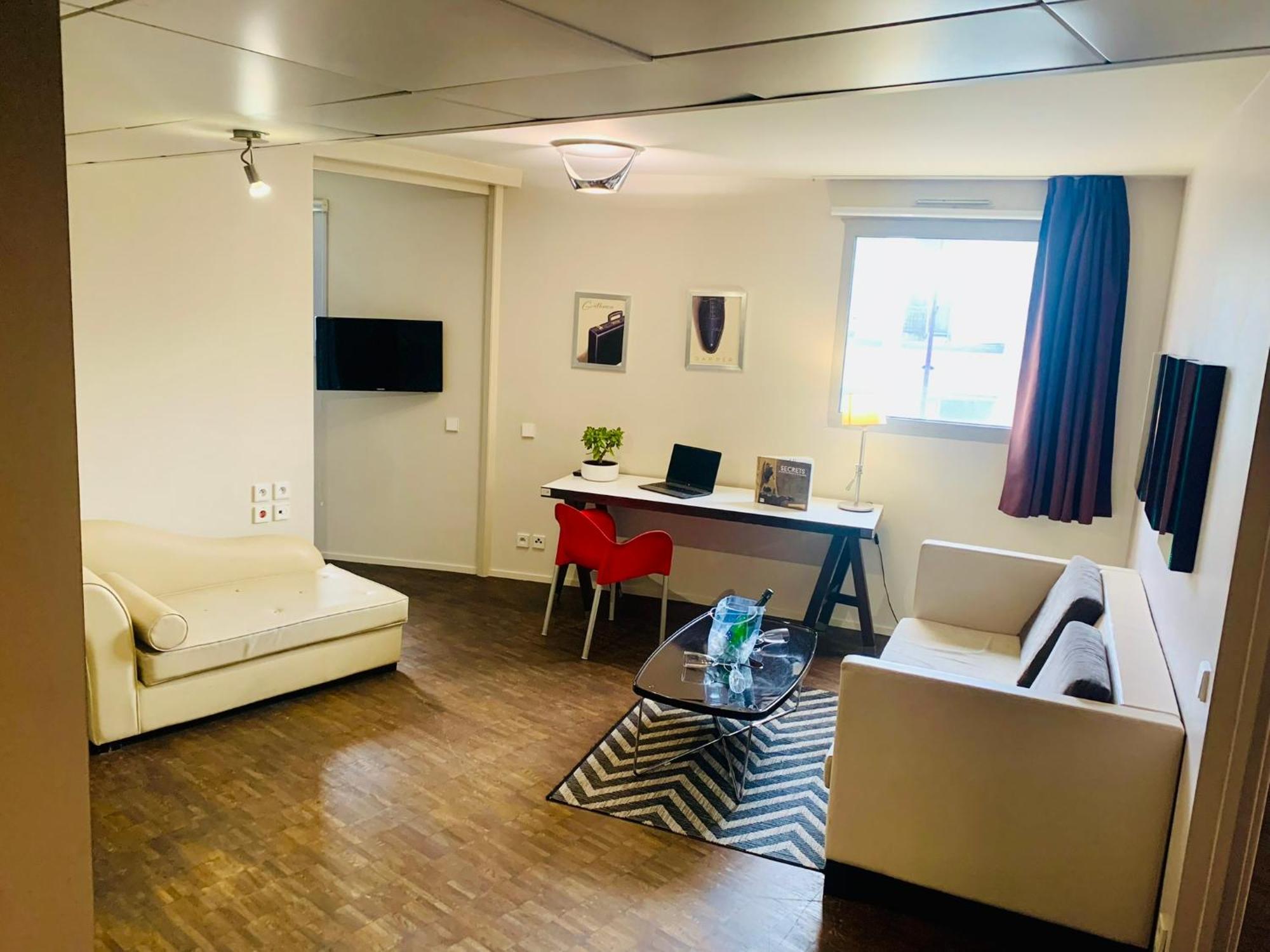 רואיסי-אן-פרנס Standing Hotel Suites By Actisource מראה חיצוני תמונה